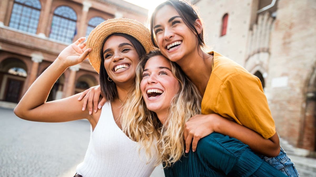 What happens if a dental veneer becomes damaged or falls off?