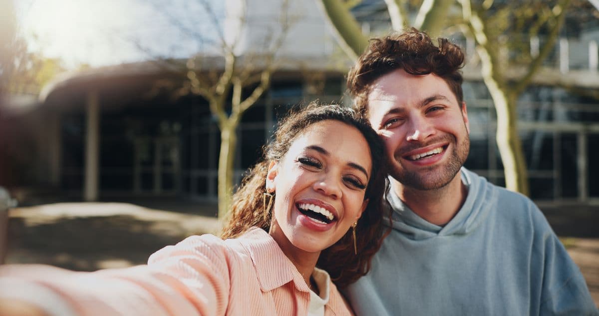 Can Dental Veneers or Bonding Hide an Intensely Dark, Non-Vital Tooth?