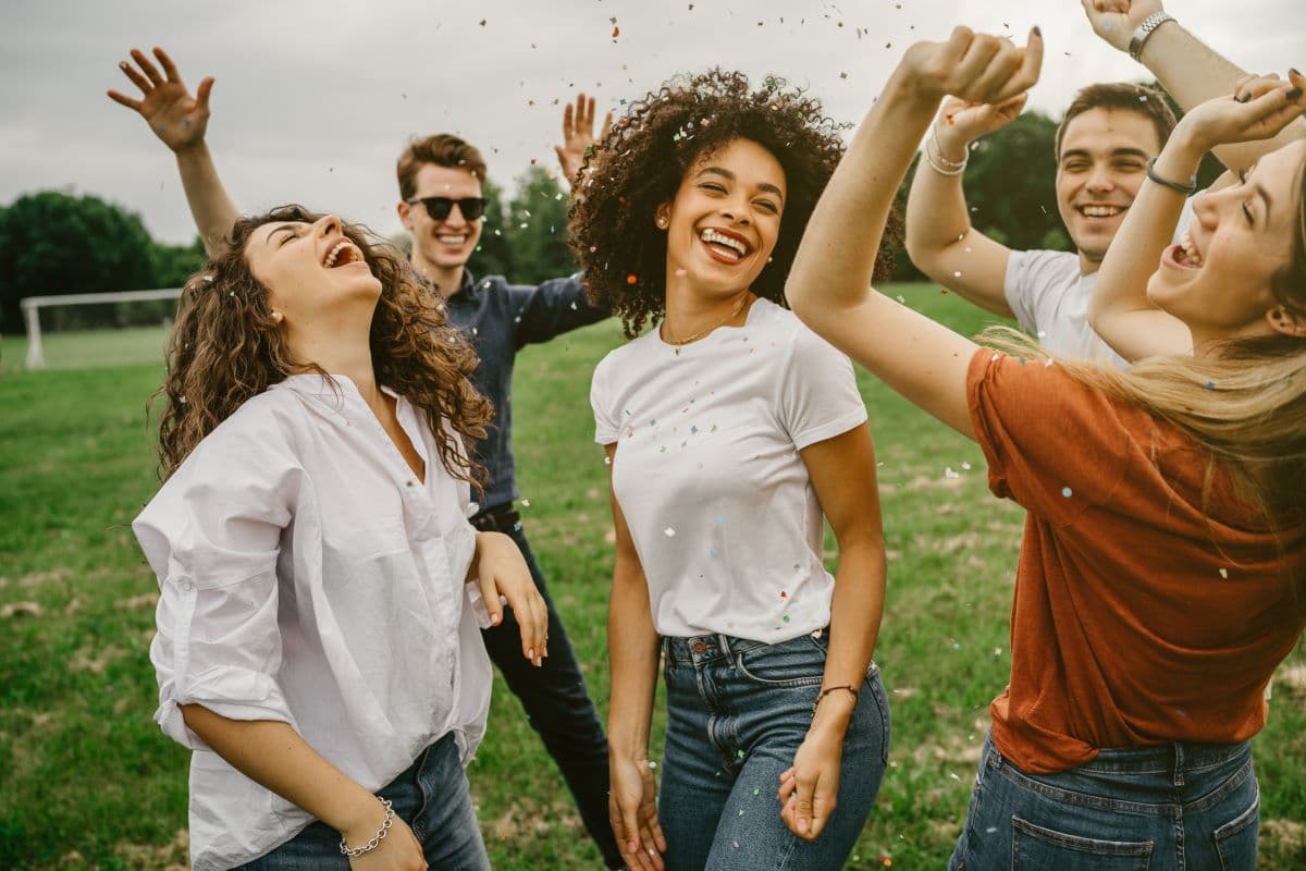 Can the natural tooth under dental bonding become damaged?